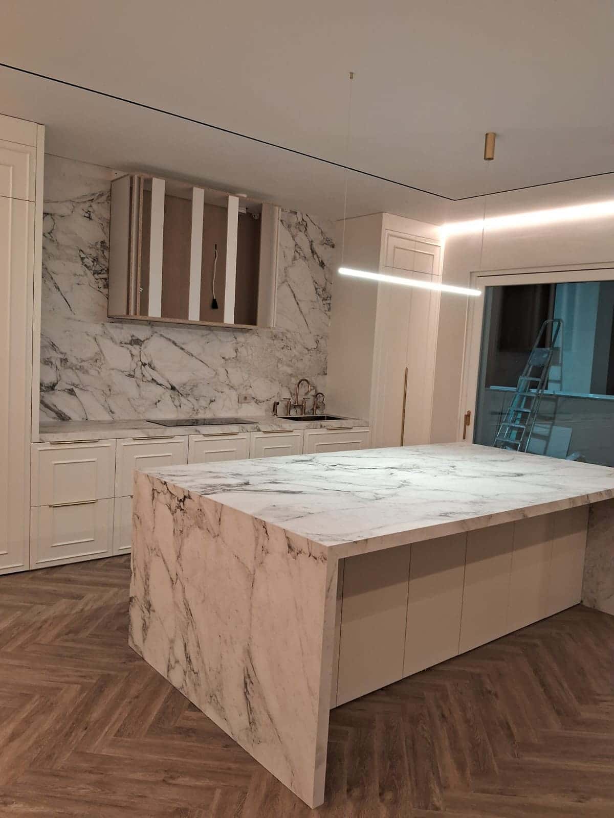 Insulă îmbrăcată complet în plăci cu aspect de marmură albă