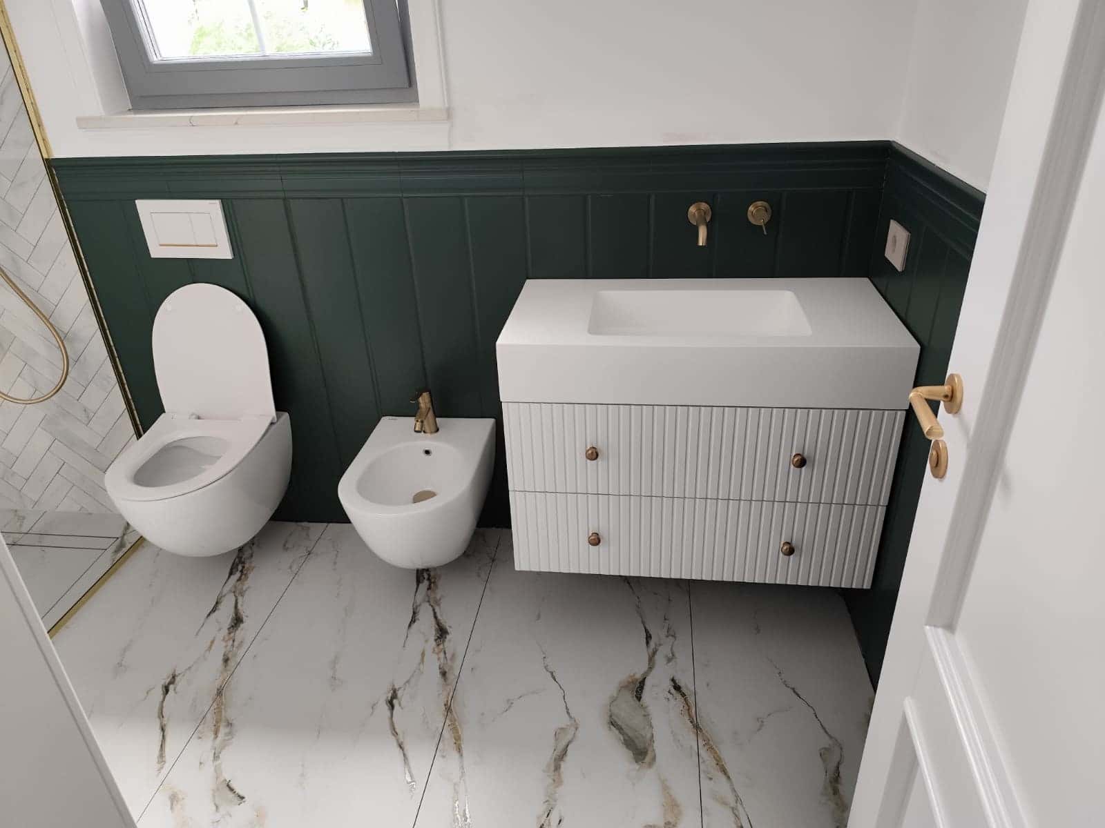 Baie cu lambriu verde, mobilier alb și pardoseală cu aspect de marmură