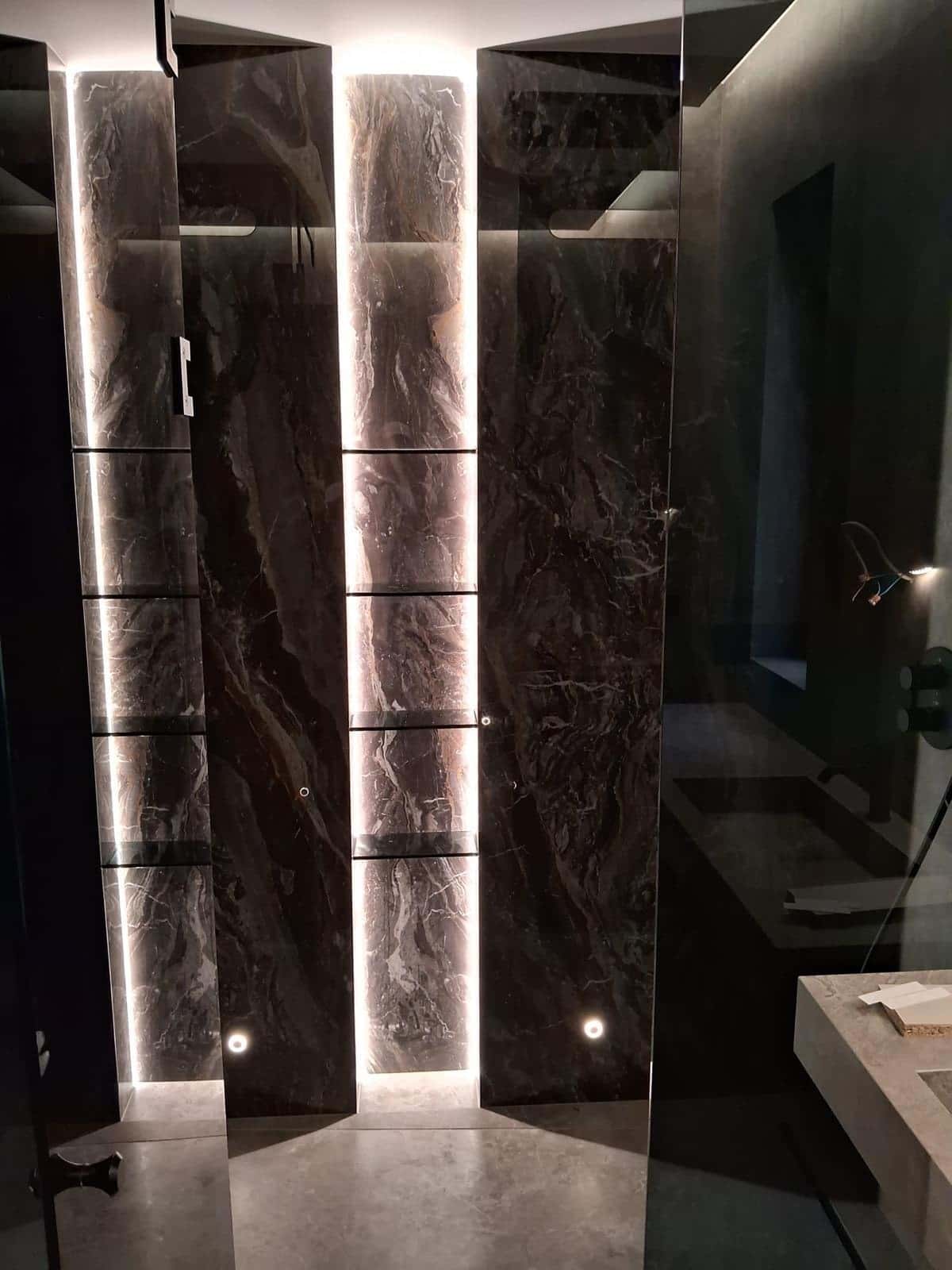 Panouri cu aspect de onix închis, iluminate din spate
