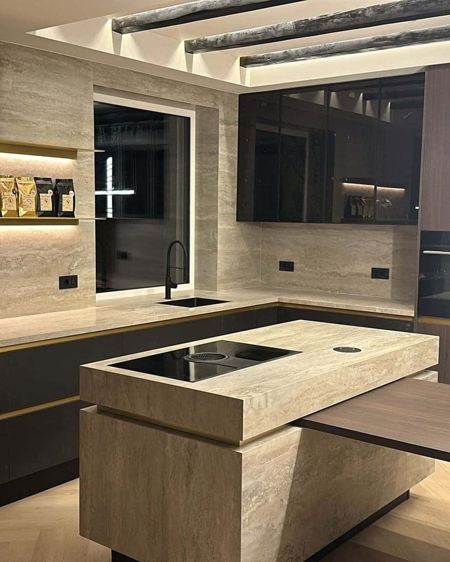Insulă de bucătărie placată cu aspect de travertin, cu plită încastrată