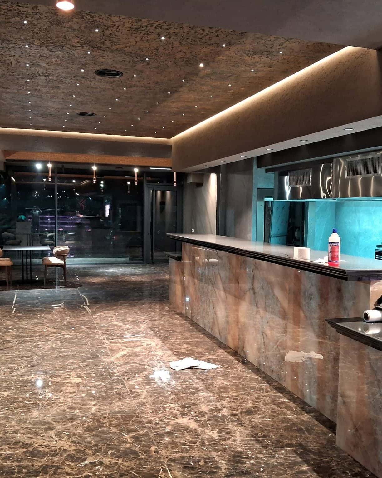 Bar placat cu piatră și pardoseală lucioasă cu aspect de marmură maro