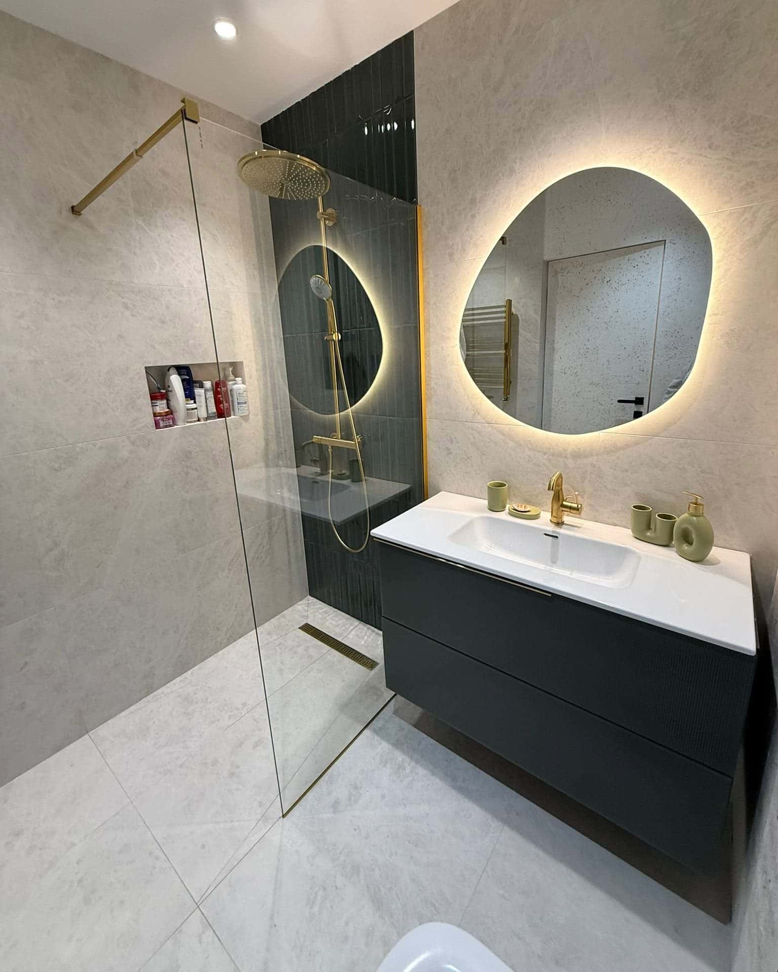 Baie cu duș walk-in, perete verde închis și pardoseală cu aspect de piatră deschisă