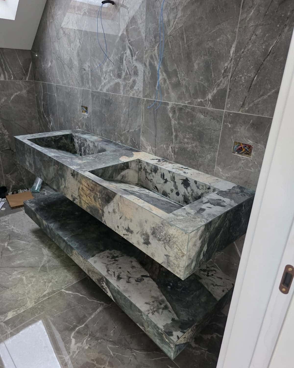 Lavoar dublu placat cu aspect de piatră verde închis