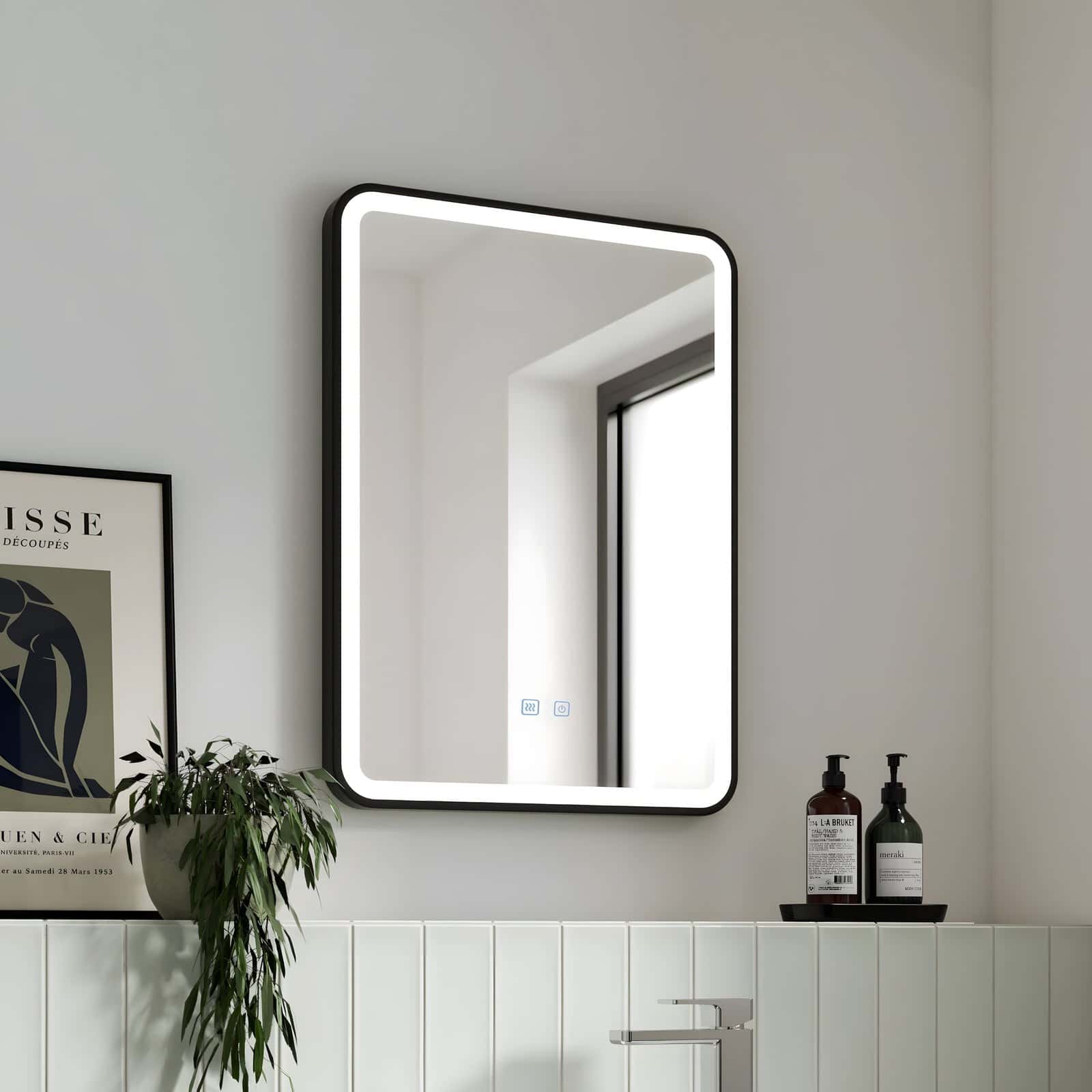 Oglindă baie LED 60×80 cm dreptunghiulară cu ramă din aluminiu negru, dezaburire și touch control J-1110 - montat