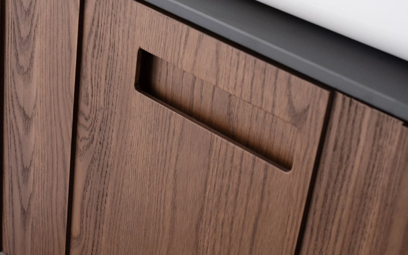 Set mobilier baie suspendat din lemn Ambrose 140 cm cu lavoar și oglindă LED cu ramă din lemn - montat