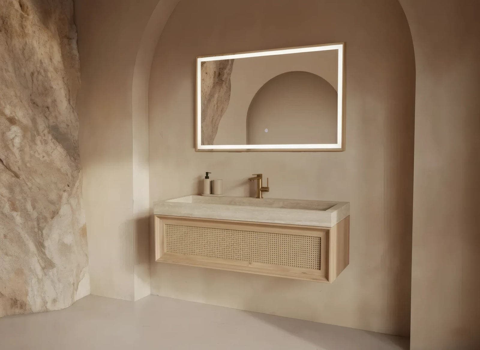 Set mobilier baie suspendat din lemn Theona 120 cm cu lavoar din compozit și oglindă LED cu ramă - montat