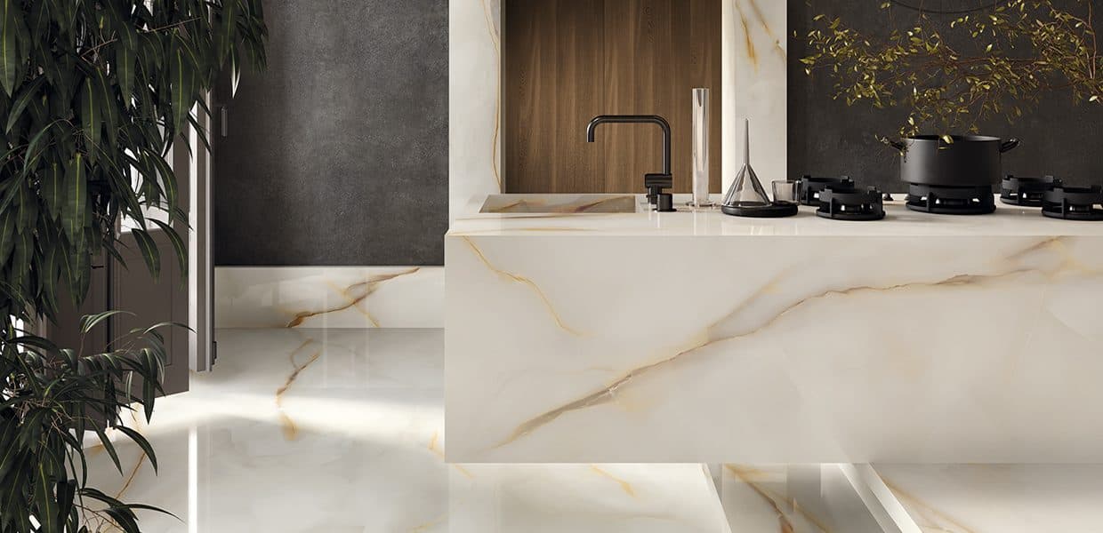Tele di Marmo Pure Onyx Onyx Perla - montată într-o cameră