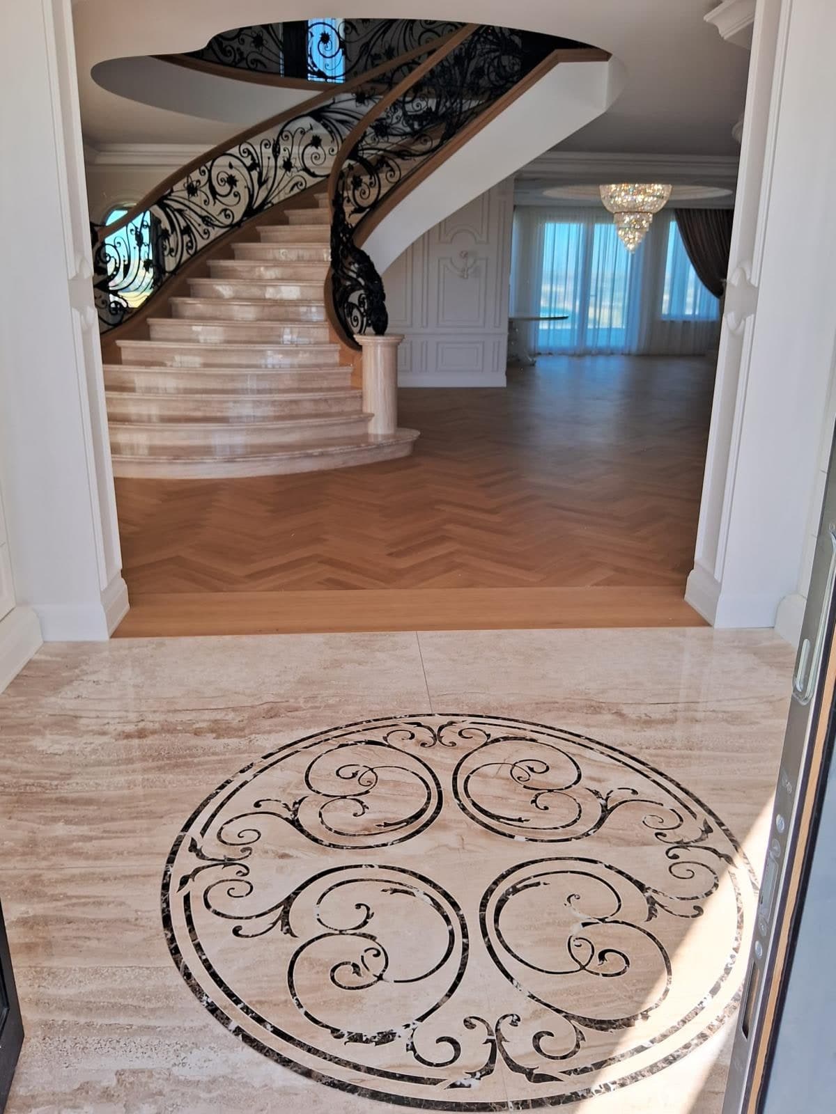 Hol cu rozetă încastrată în pardoseală și scară în spirală