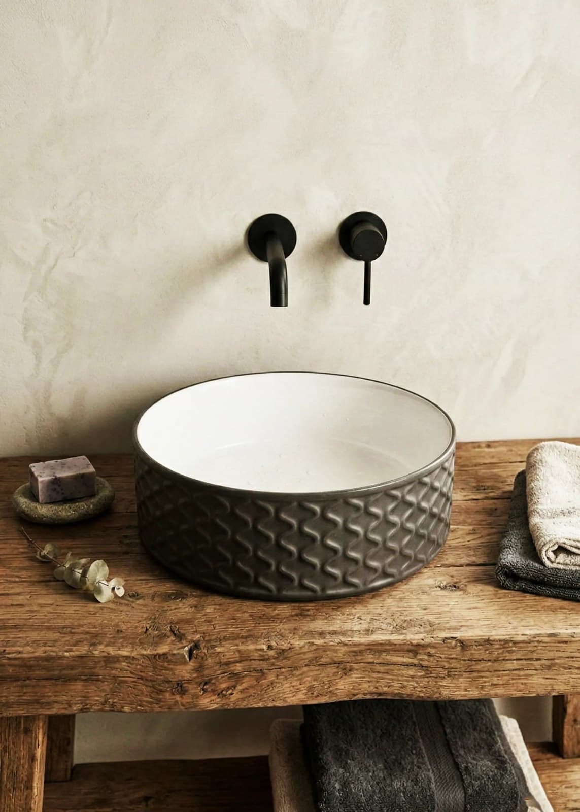 Lavoar rotund ceramic A787-CBKW-MRS - exterior negru texturat, interior alb lucios - montat