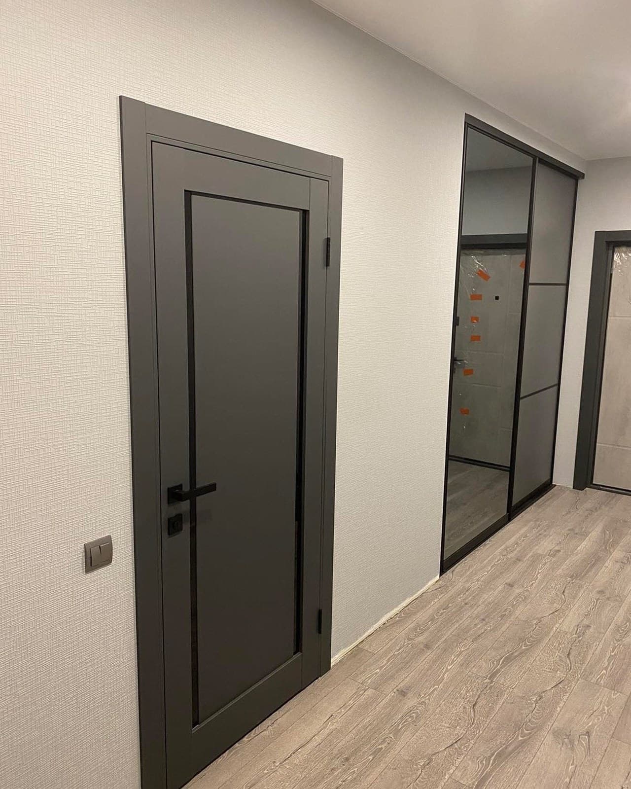 Ușă de interior antracit ML-62 cu două benzi de sticlă neagră - montat