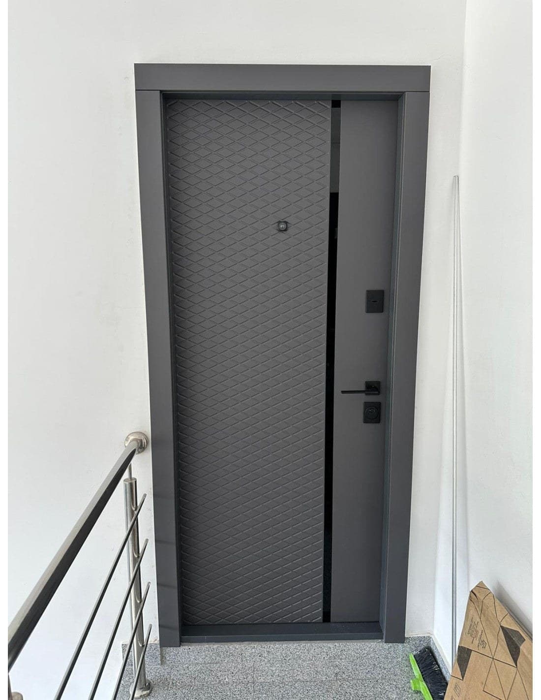 Ușă intrare milano (soft touch gri /alb mat interior)
